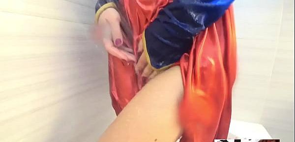  SuperGirl save the day and recive a orgasm
